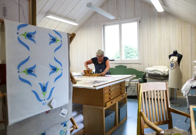 Gunilla vid tryckbordet