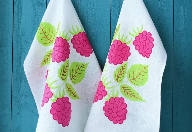 HALLON kökshandduk, 100€ linne. Design och handtryck Ann Eriksson, SALT Konsthantverk.