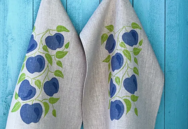 ÅLÄNDSKA ÄPPEL kökshandduk, 100€ linne. Design och handtryck Ann Eriksson, SALT Konsthantverk.