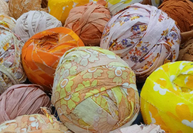 Mattrasor i gult, orange och rosa