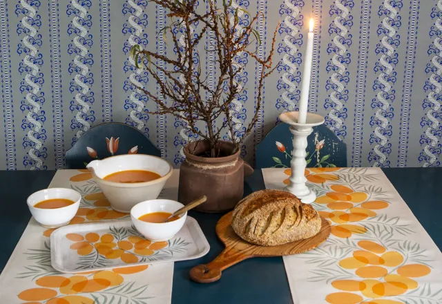 Löpare "Havtorn", halvlinne 35cm bred, olika längder. Design och handtryck Ann Eriksson, SALT Konsthantverk.