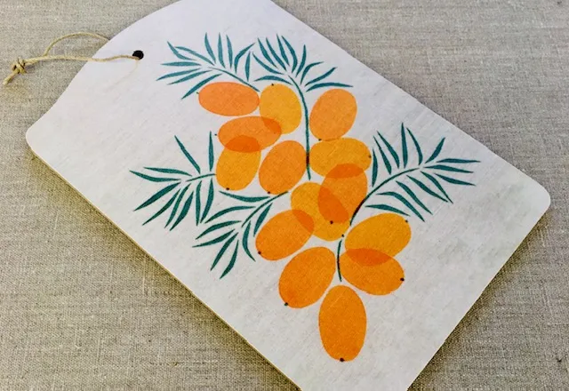 Skärbräde "Havtorn", Design och handtryck Ann Eriksson, SALT Konsthantverk.