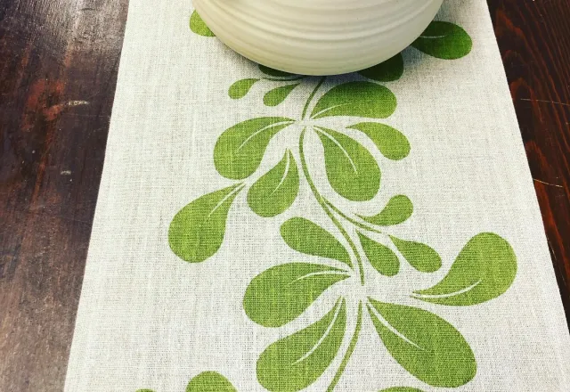 Lingonris löpare, bredd 27 cm olika längder, design och handtryck Ann Eriksson, SALT Konsthantverk.