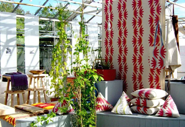 Näckrosor, väggtextil, design och handtryck Ann Eriksson. Utställning i Rosendals trädgård.