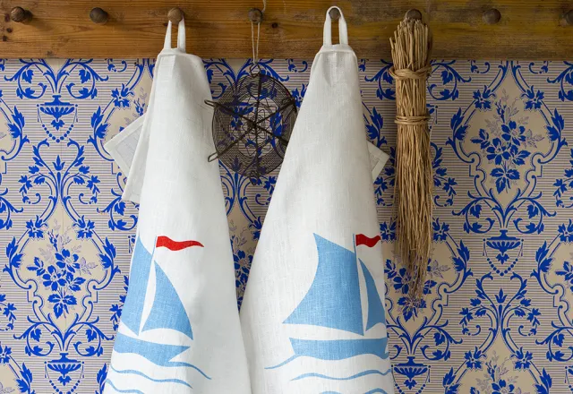 SKÖTBÅT kökshandduk, 100€ linne. Design och handtryck Ann Eriksson, SALT Konsthantverk.