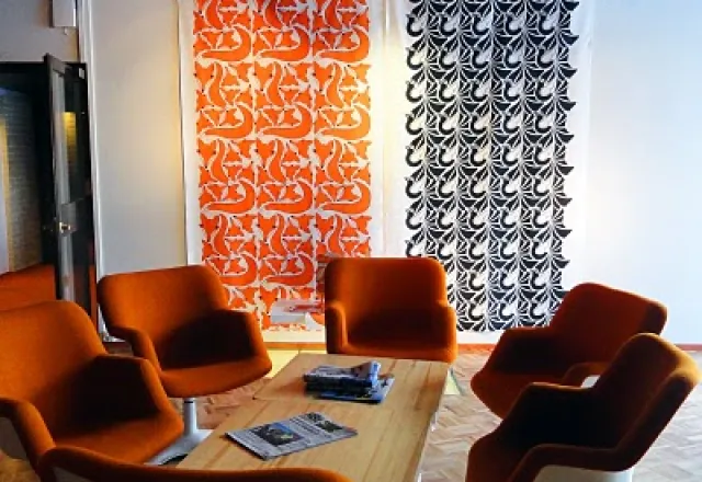 Väggtextilierna "Livat i lyan" och "Frifågel" från en utställning på Hanaholmen. Design och handtryck Ann Eriksson.