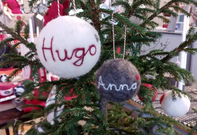 Tovade julgransbollar med namn