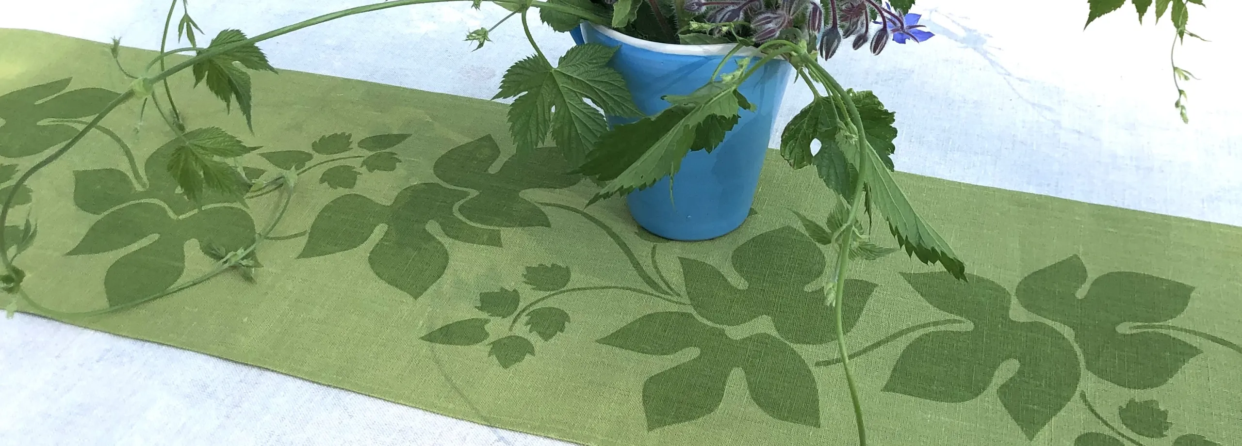Löpare "Humle" design och handtryck Ann Eriksson, SALT Konsthantverk.